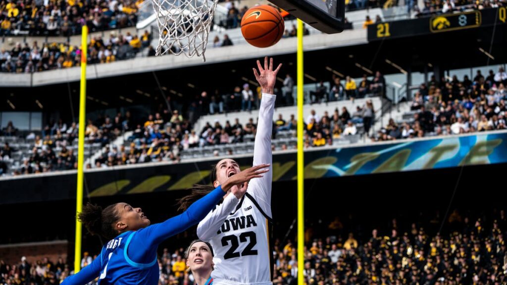 Kaitlyn Clark, do Iowa State Basketball, fez um crossover no programa Kinnick