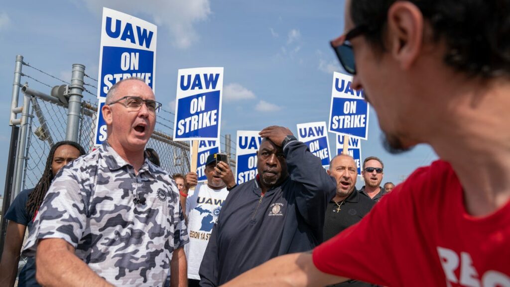 GM e UAW chegam a acordo provisório após semanas de negociações contratuais