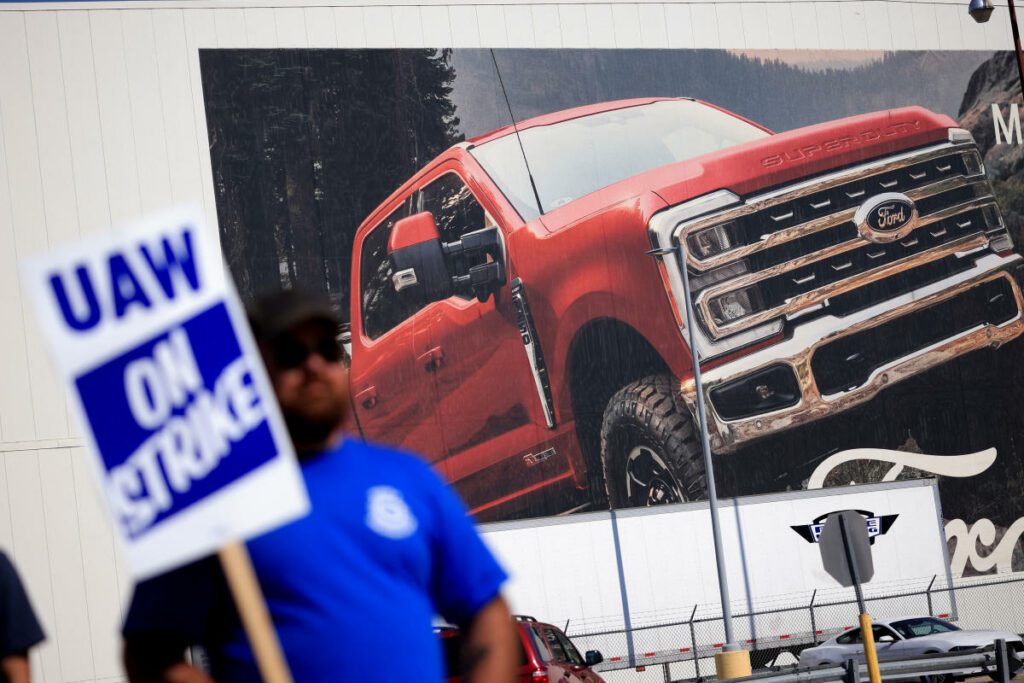 As ações da Ford caem à medida que a montadora retira a orientação de lucros e alerta sobre os desafios no setor de veículos elétricos