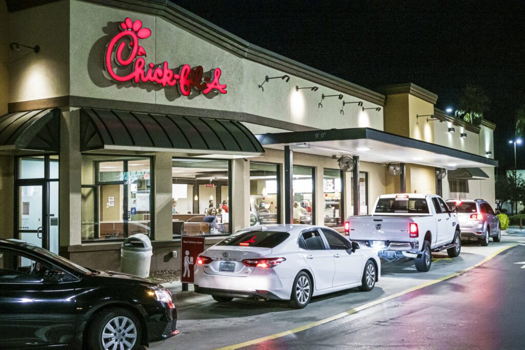 As pistas de fast food estão acelerando com menos motoristas esperando na fila