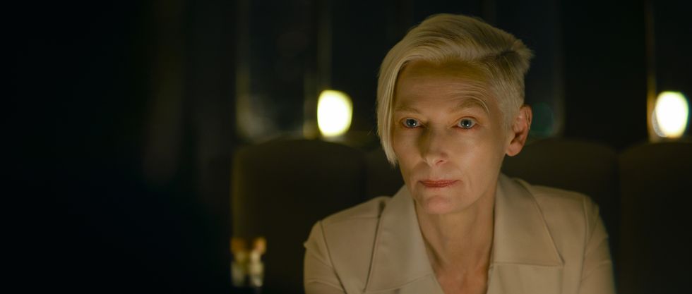 Tilda Swinton como a assassina especialista