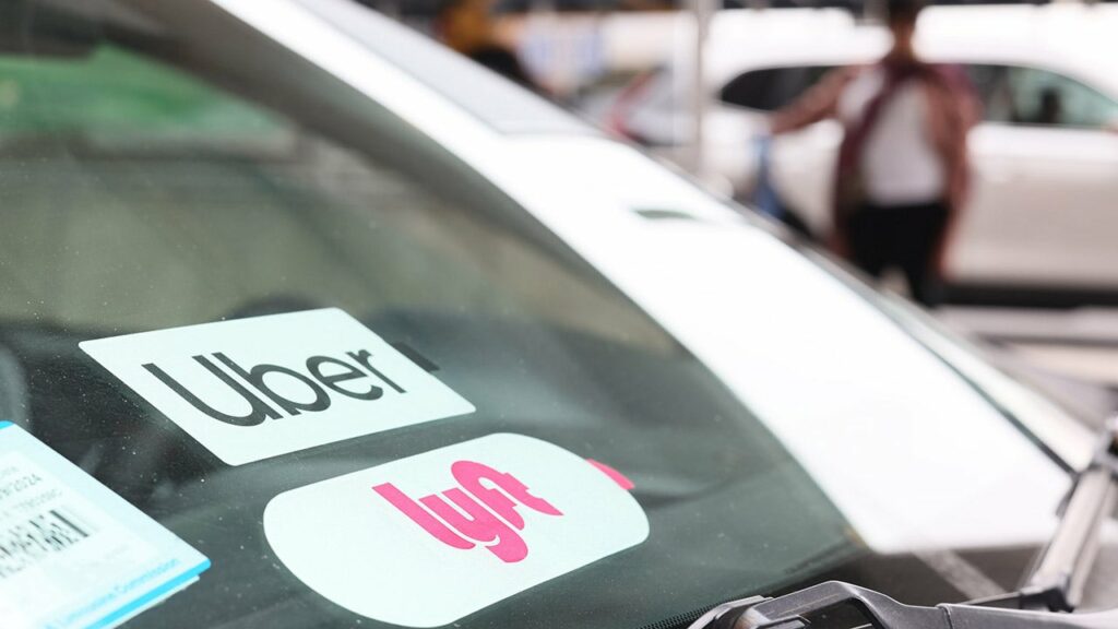 Motoristas de Uber e Lyft desligaram o aplicativo por horas em um aeroporto de Atlanta em meio a viagens de férias para protestar contra melhores salários