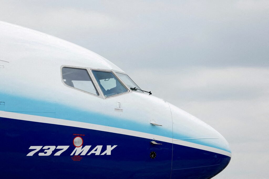 Boeing pede inspeção de aviões 737 MAX para ‘possível folga de parafusos’