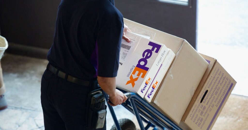 A FedEx está lançando uma nova plataforma de comércio eletrônico para competir com a Amazon