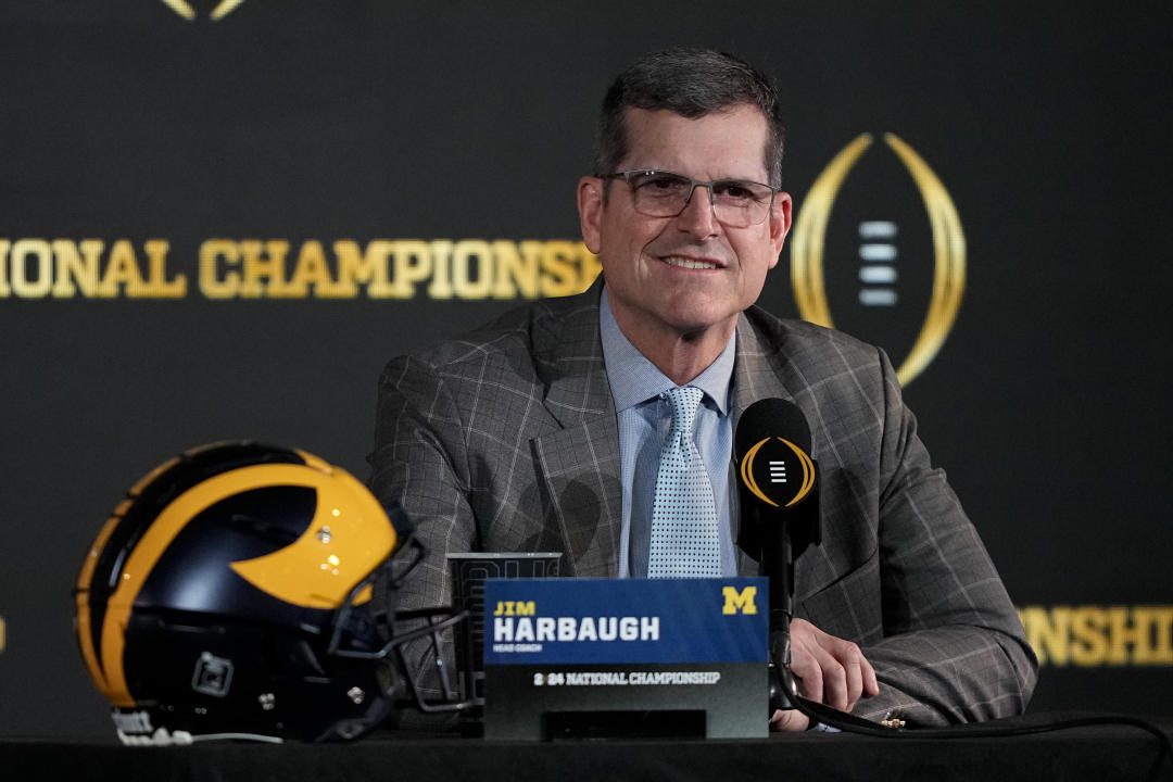 O técnico do Michigan, Jim Harbaugh, fala durante uma entrevista coletiva antes do jogo do NCAA College Football Playoff entre Washington e Michigan no domingo, 7 de janeiro de 2024, em Houston.  A partida será realizada na segunda-feira.  (Foto AP / David J. Phillip)