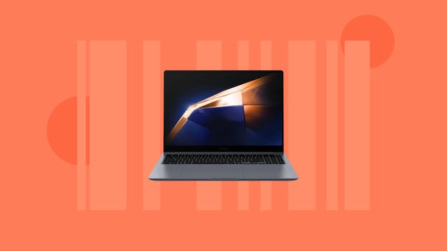 Samsung Galaxy Book 4 Ultra é exibido em um fundo laranja.