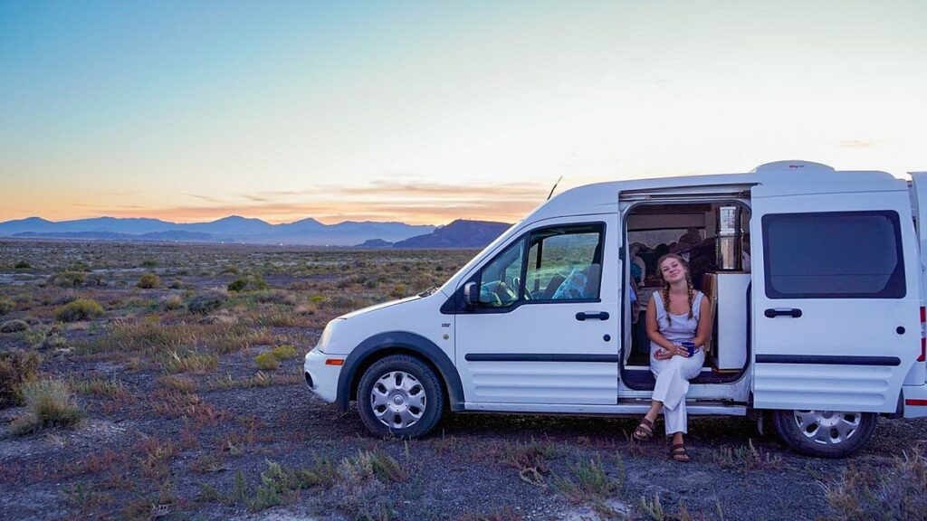 Americanos venderam sonho de 'vida de caminhão' por influenciadores revela pesadelo de viver na estrada, incluindo falta de banho, aquecimento, dificuldade de namoro e risco de dívidas enormes se for necessário um mecânico