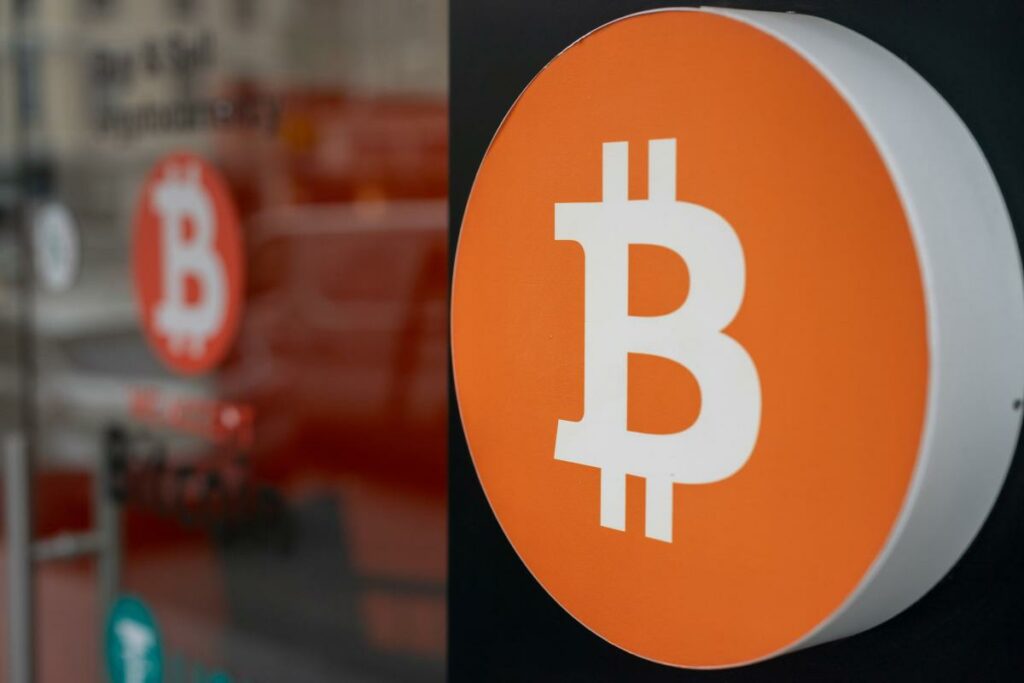 Bitcoin ultrapassa US$ 65.000 sob demanda liderada por ETF, apesar das saídas de GBTC