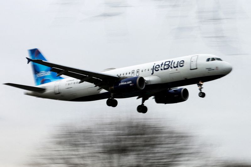 JetBlue e Spirit Airlines cancelam fusão de US$ 3,8 bilhões devido a obstáculos antitruste.