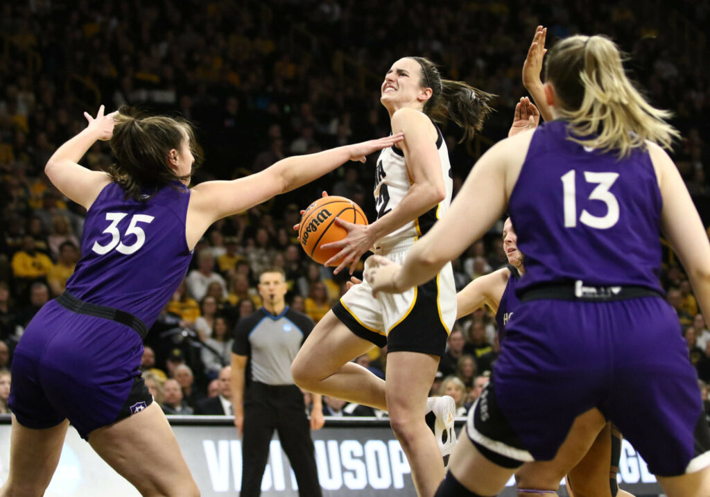 Kaitlyn Clark, Iowa, livra-se da 'ferrugem' para ultrapassar a Santa Cruz no torneio da NCAA