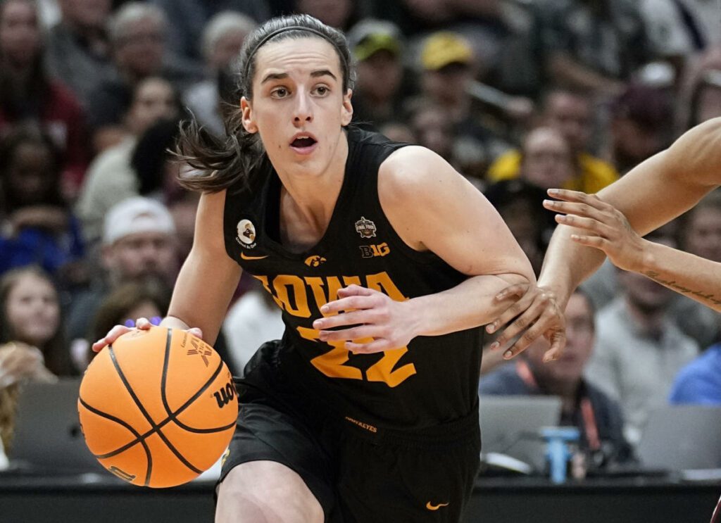 Kaitlyn Clark se prepara para comemorar o dia do último ano no estado de Iowa, quebrando o recorde de Pete Maravich na NCAA