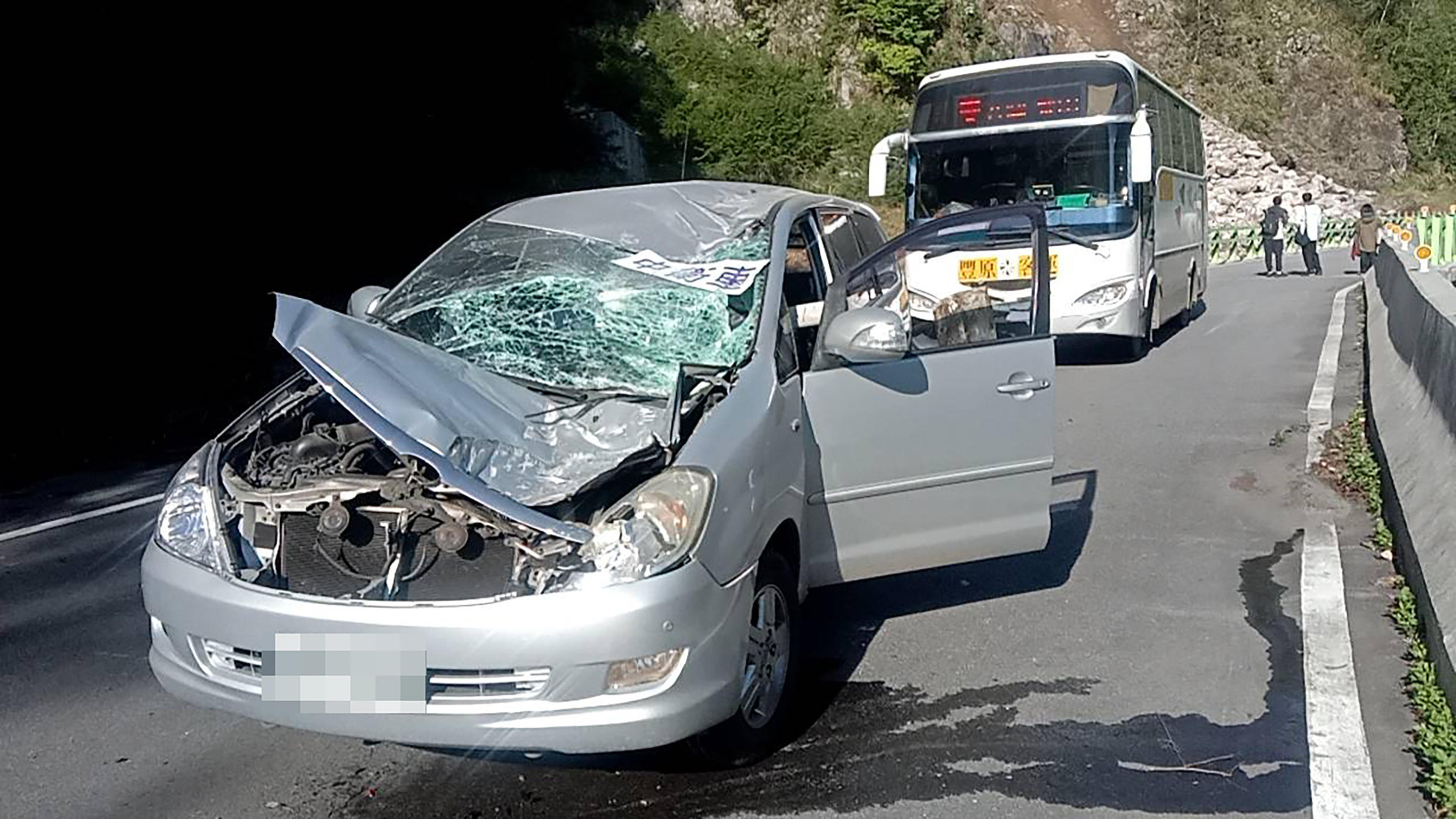 Um carro ficou gravemente danificado.