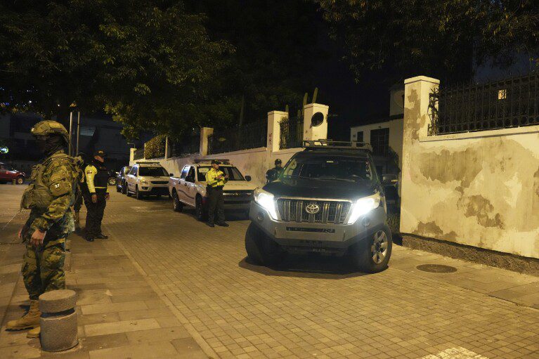 Um carro dá ré em direção à Embaixada do México em Quito, Equador, sexta-feira, 5 de abril de 2024. (AP Photo/Dolores Ochoa)