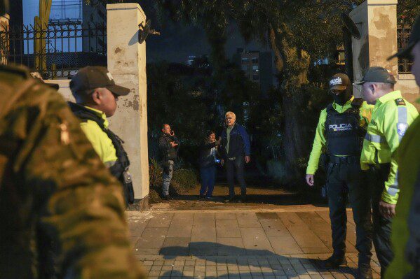 Roberto Canseco, do Consulado Mexicano, está na entrada da Embaixada do México em Quito, Equador, depois que a polícia equatoriana entrou à força no prédio, sexta-feira, 5 de abril de 2024. A operação ocorreu horas depois de o governo mexicano conceder ao ex-vice-presidente equatoriano Jorge Asilo político de vidro.  (Foto AP/Dolores Ochoa)