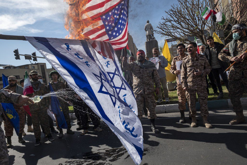 Queimando as bandeiras americana e israelense