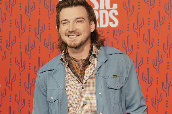 ARQUIVO - Nesta foto de arquivo de 5 de junho de 2019, Morgan Wallen chega ao CMT Music Awards na Bridgestone Arena em Nashville, Tennessee. Wallen foi preso depois que a polícia disse que ele jogou uma cadeira do telhado de um local recém-inaugurado para seis pessoas. .  Story Bar no centro de Nashville.  A polícia de Metro Nashville tuitou que Wallen, 30, foi preso na manhã de segunda-feira, 8 de abril de 2024, por três acusações criminais de perigo imprudente e uma acusação de contravenção por conduta desordeira.  (Foto AP / Sanford Myers, arquivo)