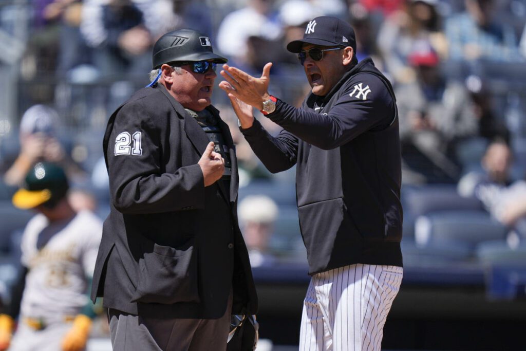 O técnico dos Yankees, Aaron Boone, foi demitido depois que a boca dos fãs foi para o árbitro da home plate