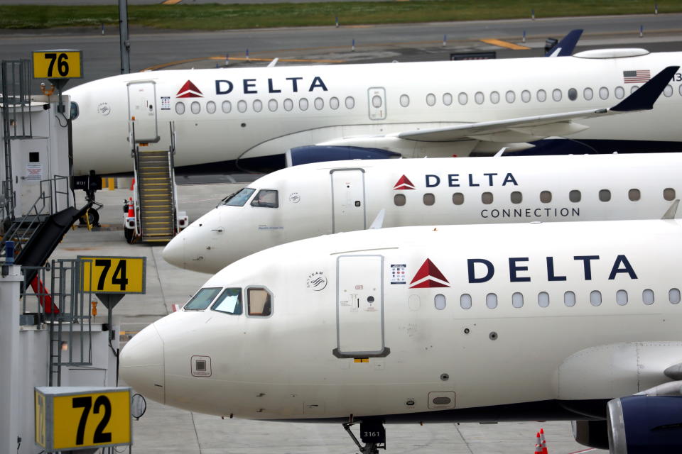 Aviões de passageiros da Delta Air Lines são fotografados fora do recém-concluído Terminal C de 1,3 milhão de pés quadrados e US$ 4 bilhões no Aeroporto LaGuardia, no bairro de Queens, na cidade de Nova York, Nova York, EUA, 1º de junho de 2022. REUTERS/Mike Segar