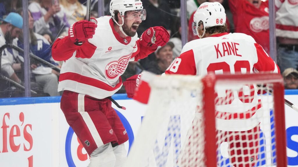 O gol de Dylan Larkin na prorrogação leva o Detroit Red Wings sobre o Maple Leafs por 5-4