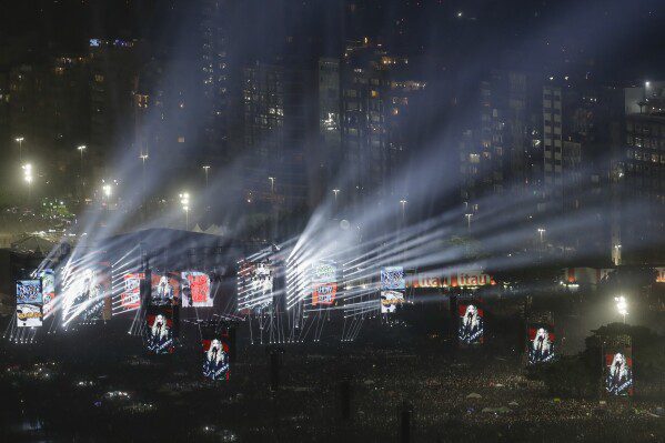 Madonna se apresenta no show final de sua Celebration Tour, na praia de Copacabana, no Rio de Janeiro, Brasil, sábado, 4 de maio de 2024. (AP Photo/Bruna Prado)