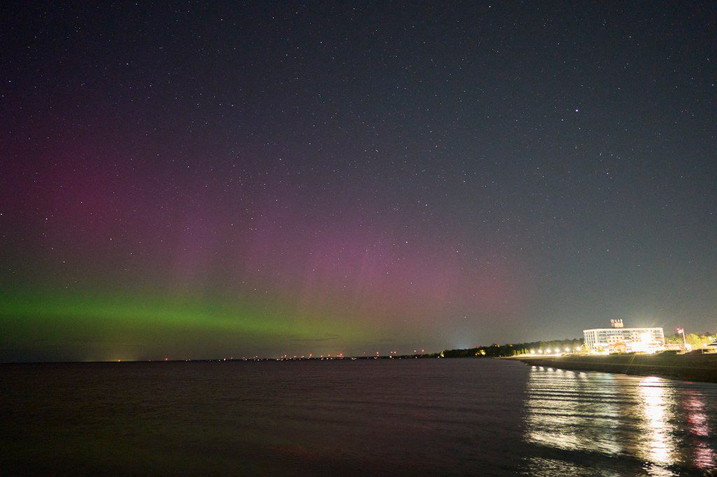 As luzes do norte, ou aurora boreal, iluminam o céu noturno em Grand Bend, Ontário, Canadá, durante uma tempestade geomagnética em 12 de maio de 2024. 