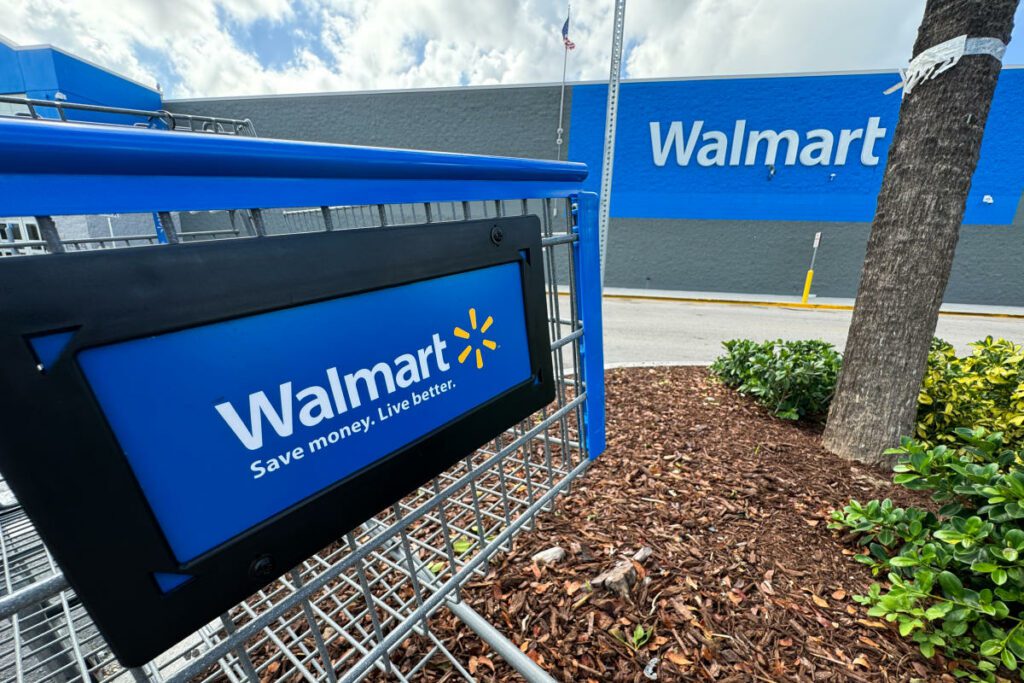 As ações do Walmart subiram após a queda dos lucros e o valor de mercado do varejista ultrapassou US$ 500 bilhões