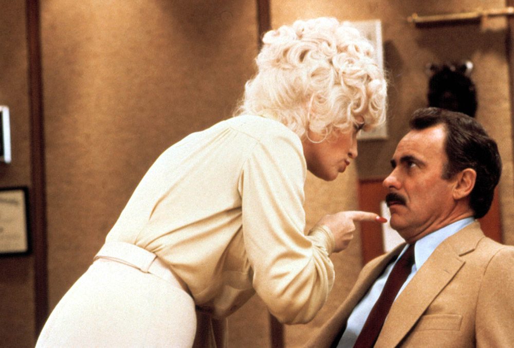 Nove às Cinco (também conhecido como 9 às 5), Dolly Parton, Dabney Coleman, 1980