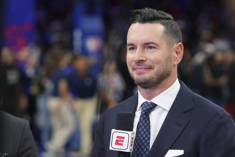 FILADÉLFIA, PA - 02 DE MARÇO: O analista da ESPN JJ Redick observa antes do jogo entre o New York Knicks e o Philadelphia 76ers no Wells Fargo Center em 2 de março de 2022 na Filadélfia, Pensilvânia.  NOTA AO USUÁRIO: O usuário reconhece e concorda expressamente que, ao baixar ou usar esta imagem, o usuário concorda com os termos e condições do Contrato de Licença da Getty Images.  (Foto de Mitchell Liff/Getty Images)