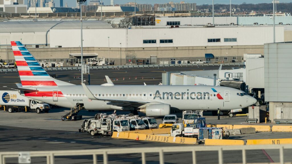 A desculpa de ‘cheiro’ da American Airlines contra homens negros cheira a racismo: processo