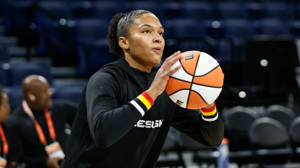 Alyssa Thomas foi expulsa por falta sobre Angel Reese no jogo Sun-Sky