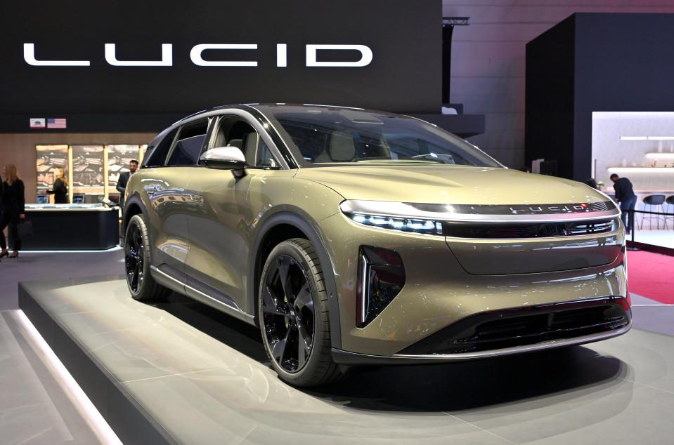 GENEBRA, SUÍÇA - 26 DE FEVEREIRO: O Lucid Gravity totalmente elétrico está em exibição durante o Salão Automóvel de Genebra de 2024 no Palexpo em 26 de fevereiro de 2024 em Genebra, Suíça.  O Salão Automóvel de Genebra de 2024 abre hoje pela primeira vez em cinco anos.  O evento foi realizado pela última vez em 2019, quando a pandemia de coronavírus forçou os organizadores a cancelar o show de 2020 poucos dias antes de sua abertura programada.  A feira deste ano será menor, com apenas quatro grandes fabricantes confirmados para comparecer.  (Foto de John Cable/Getty Images)