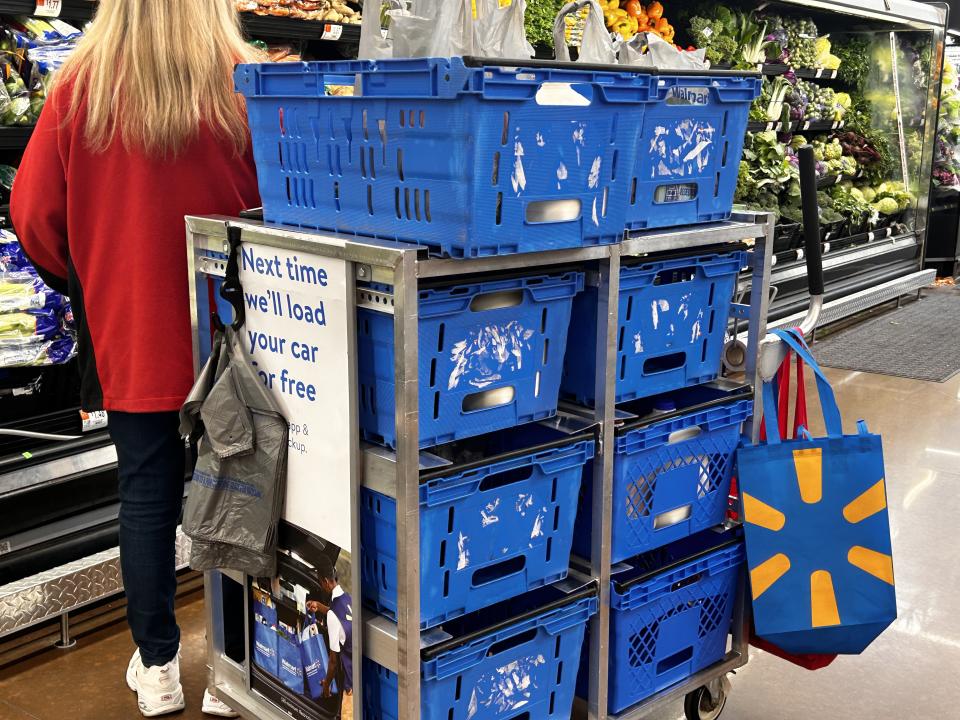 Um funcionário do Walmart atende pedidos da Instacart no corredor de produtos hortifrutigranjeiros na Carolina do Norte.  (Foto: Lindsay Nicholson/UCG/Universal Image Collection via Getty Images)