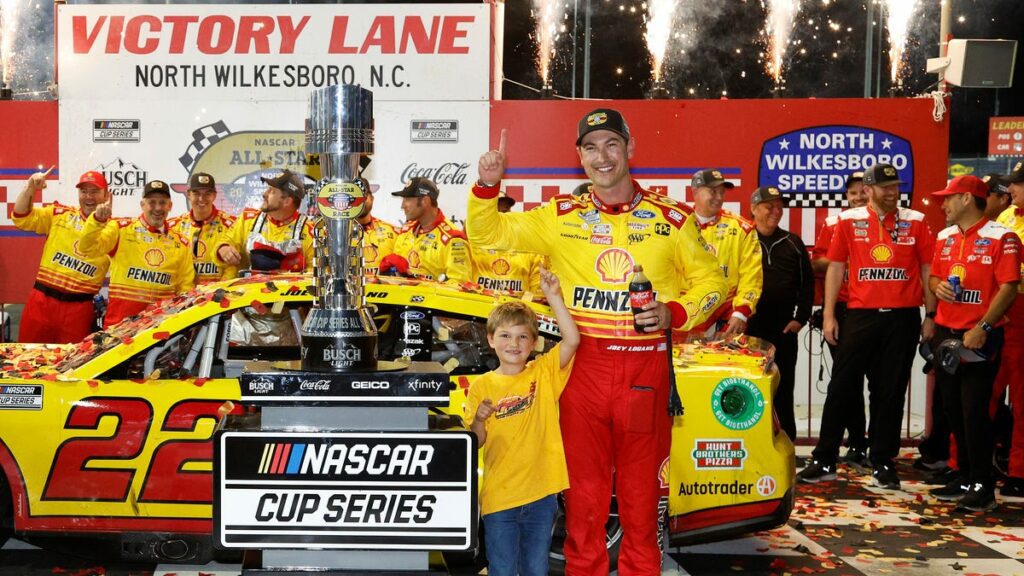 Joey Logano vence corrida NASCAR All-Star;  luta contra Kyle Busch