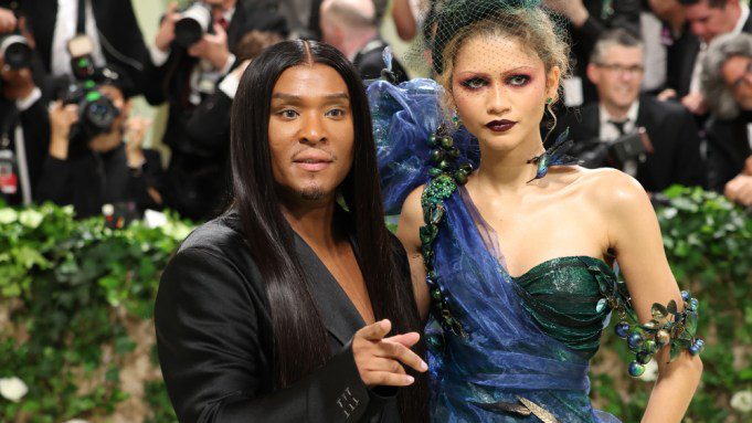 NOVA IORQUE, NY - 06 DE MAIO: (LR) Lou Roach e Zendaya participam do 2024 Met Gala 