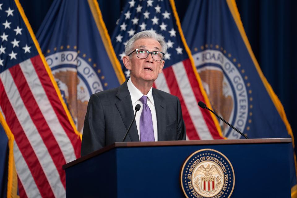 O presidente do Federal Reserve dos EUA, Jerome Powell, participa de uma entrevista coletiva em Washington, DC, EUA, em 20 de março de 2024. O Federal Reserve dos EUA deixou na quarta-feira as taxas de juros inalteradas em uma alta de 22 anos de 5,25% a 5,5% com as expectativas do consumidor Dados recentes indicam pressões inflacionistas contínuas.  (Foto de Liu Jie/Xinhua via Getty Images)