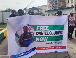 Uma faixa exigindo a libertação de Daniel Ojukwu durante um protesto no quartel-general da força em Abuja na quinta-feira [Credit: @BukkyShonibare]