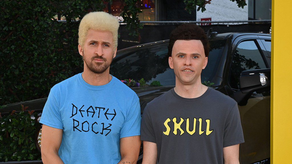 (LR) Ryan Gosling e Mickey Day vestidos como Beavis e Butthead comparecem à estreia de The Fall Guy em Los Angeles no Dolby Theatre em 30 de abril de 2024.