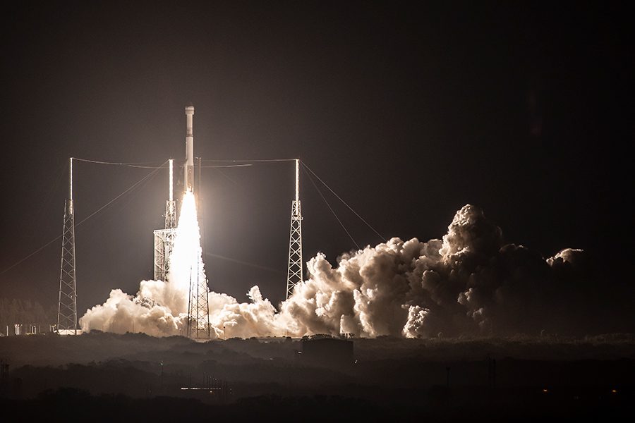 Um foguete ULA Atlas V decola do SLC-41 na Estação da Força Espacial de Cabo Canaveral