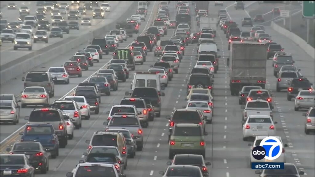 Uma proposta de pedágio rodoviário na Califórnia faria com que os motoristas pagassem por milhas percorridas, em vez de um imposto por galão de gasolina