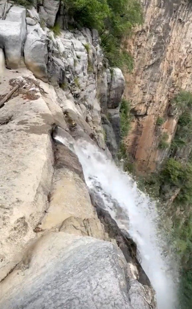 A fonte da Cachoeira Yuntai, que na verdade é um cano de onde flui a água.