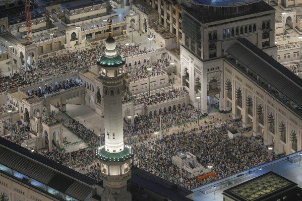 Peregrinos muçulmanos realizam orações na Grande Mesquita, durante o Hajj anual em Meca, Arábia Saudita, terça-feira, 11 de junho de 2024. (AP Photo/Rafiq Maqbool)