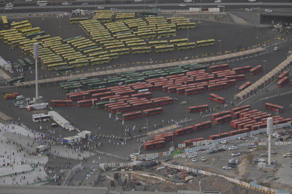 Ônibus de peregrinos fazem fila durante o Hajj anual em Meca, Arábia Saudita, terça-feira, 11 de junho de 2024. (AP Photo/Rafiq Maqbool)