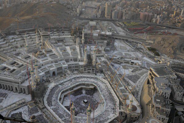 Peregrinos muçulmanos circundam a Kaaba, a estrutura cúbica da Grande Mesquita, durante o Hajj anual em Meca, Arábia Saudita, terça-feira, 11 de junho de 2024. (AP Photo/Rafiq Maqbool)