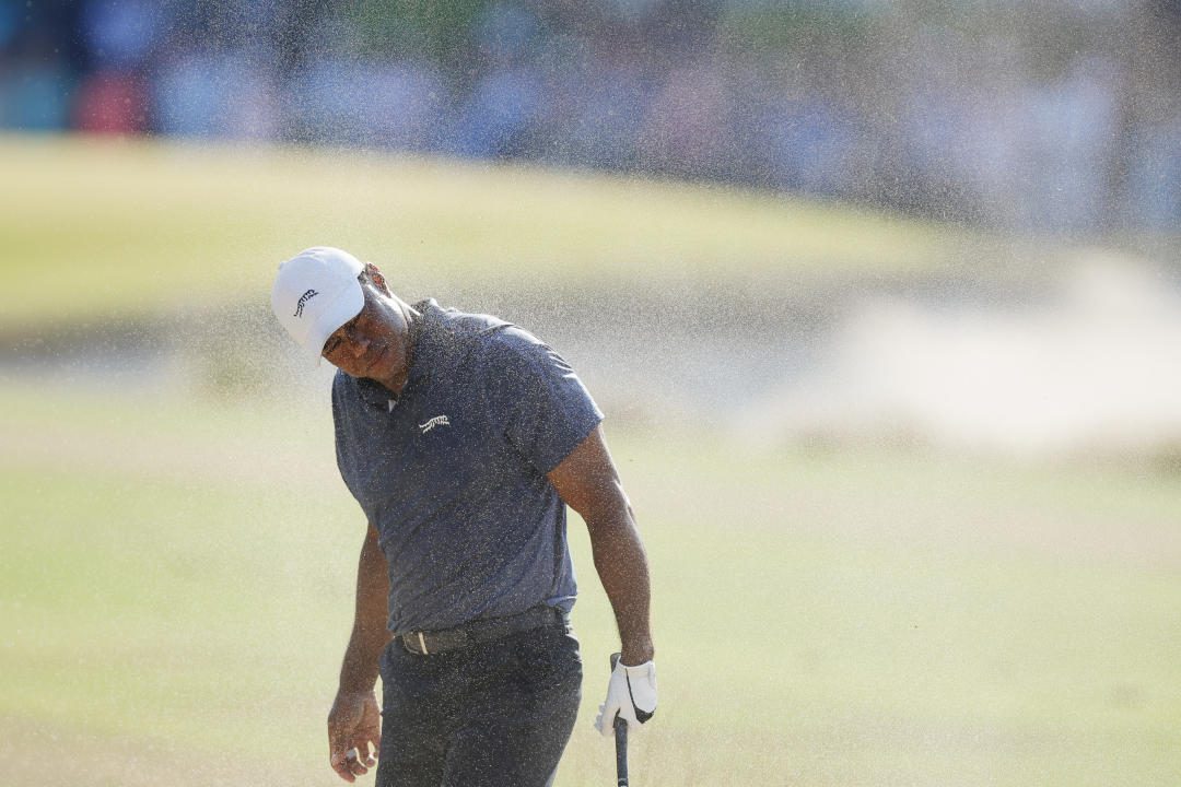 PINEHURST, CAROLINA DO NORTE - 14 DE JUNHO: Tiger Woods dos Estados Unidos reage após acertar sua tacada no buraco 18 durante a segunda rodada do 124º Aberto dos Estados Unidos no Pinehurst Resort em 14 de junho de 2024 em Pinehurst, Carolina do Norte.  (Foto de Alex Slitz/Getty Images)