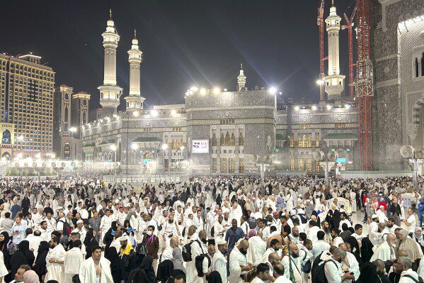 Os peregrinos partem depois de rezar do lado de fora da Grande Mesquita durante o Hajj anual em Meca, Arábia Saudita, na manhã de sexta-feira, 14 de junho de 2024. O Hajj é a peregrinação islâmica anual a Meca, na Arábia Saudita, e é obrigatório uma vez na vida para todo muçulmano quem pode pagar e é fisicamente capaz de alcançá-lo.  Alguns muçulmanos fazem a viagem mais de uma vez.  (Foto AP/Rafiq Maqbool)