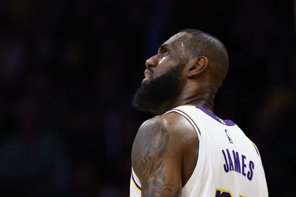 LeBron James supostamente pretende cancelar seu contrato com o Lakers, mas espera-se que assine um novo contrato com Los Angeles