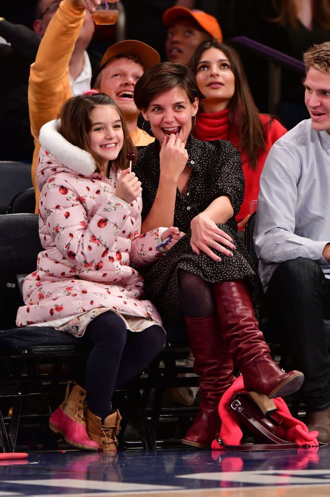 NOVA IORQUE, NOVA IORQUE – 16 DE DEZEMBRO: Suri Crews e Katie Holmes comparecem ao jogo Oklahoma City Thunder x New York Knicks no Madison Square Garden em 16 de dezembro de 2017 na cidade de Nova York.  (Foto de James Devaney/Getty Images)