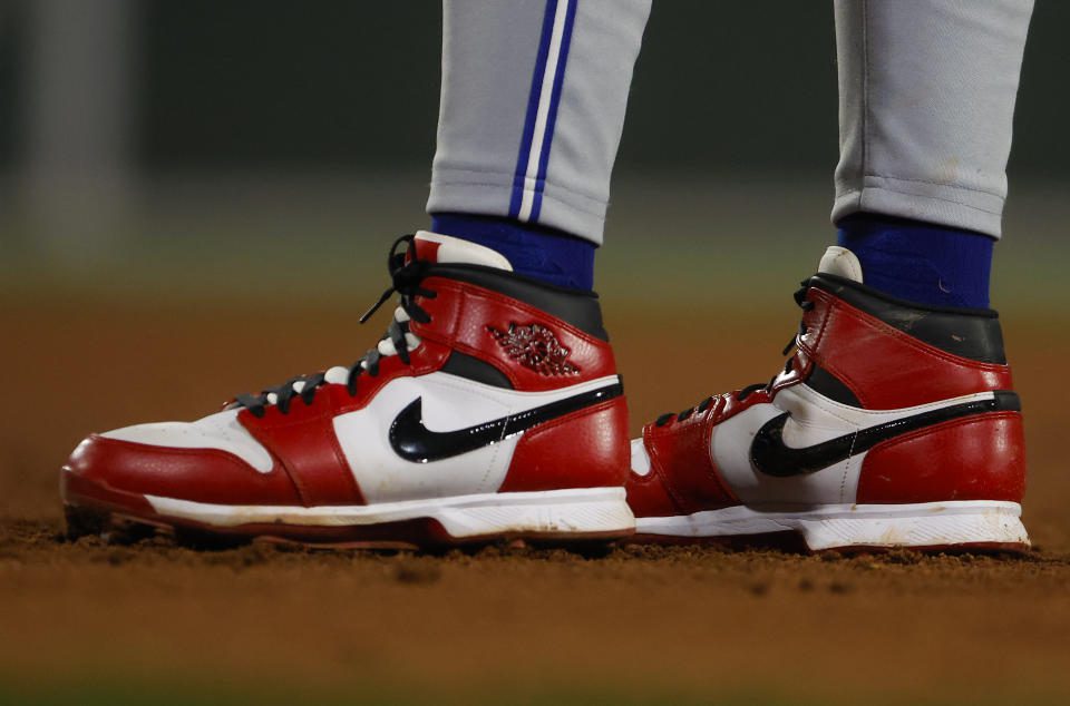 BOSTON, MA - 25 DE JUNHO: Toronto Blue Jays 1B Vladimir Guerrero Jr. Tênis vermelho e branco.  (Foto de Matthew J. Lee/Boston Globe via Getty Images)