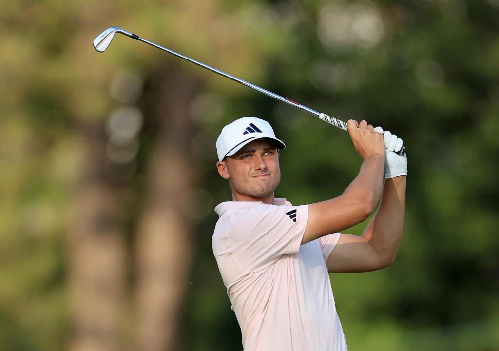 PINEHURST, CAROLINA DO NORTE - 14 DE JUNHO: Ludwig Aberg da Suécia dá sua segunda tacada no buraco 18 durante a segunda rodada do Aberto dos Estados Unidos de 2024 no campo nº 2 no Pinehurst Resort em 14 de junho de 2024 em Pinehurst, Carolina do Norte.  (Foto de David Cannon/Getty Images)