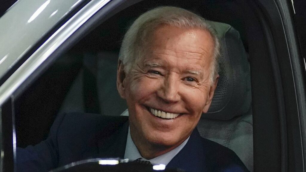 Biden revela a última tentativa de eliminar os carros a gasolina em um esforço para forçar todos os americanos a mudar para veículos elétricos até 2032